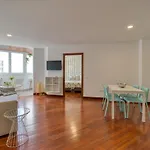 شقة Bright Townhouse - Views - 5 Min Walk To The *
