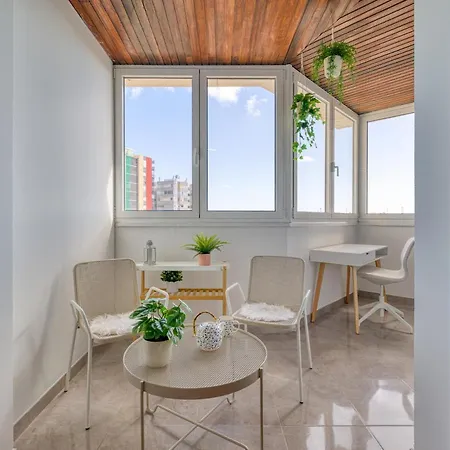 Bright Townhouse - Views - 5 Min Walk To The 펜션