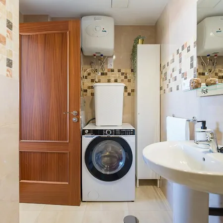 Bright Townhouse - Views - 5 Min Walk To The 펜션 *