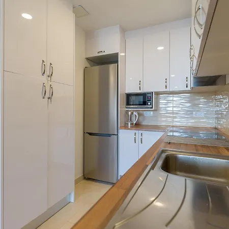 Bright Townhouse - Views - 5 Min Walk To The 펜션